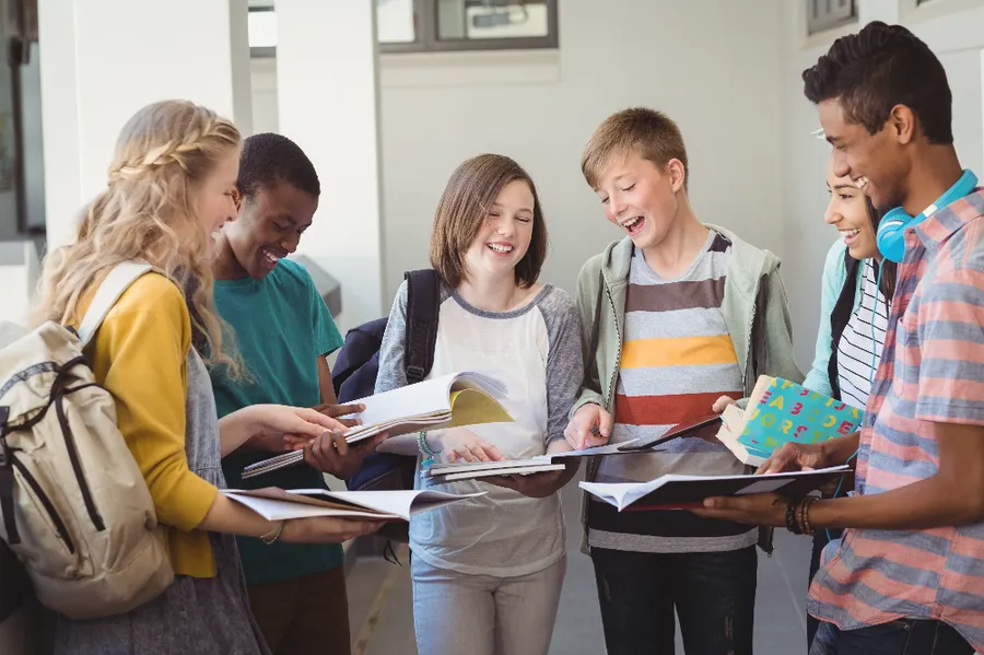 Alunos a estudar no Educate